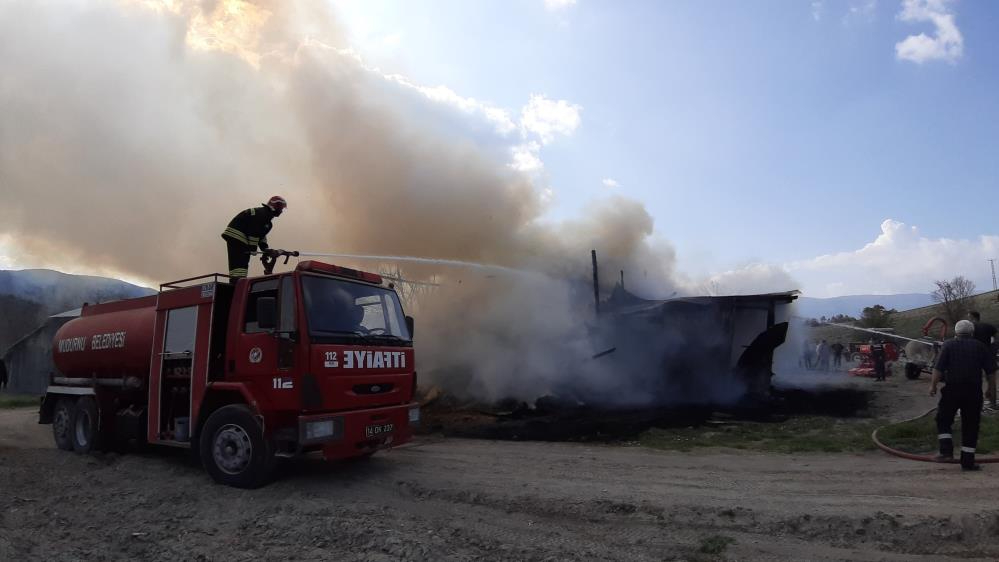Bolu'da yangında saman balyaları ve sulama malzemeleri yandı