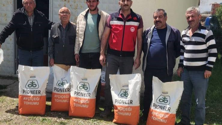 Kütahya'da ayçiçeği ve fasulye tohumu dağıtıldı