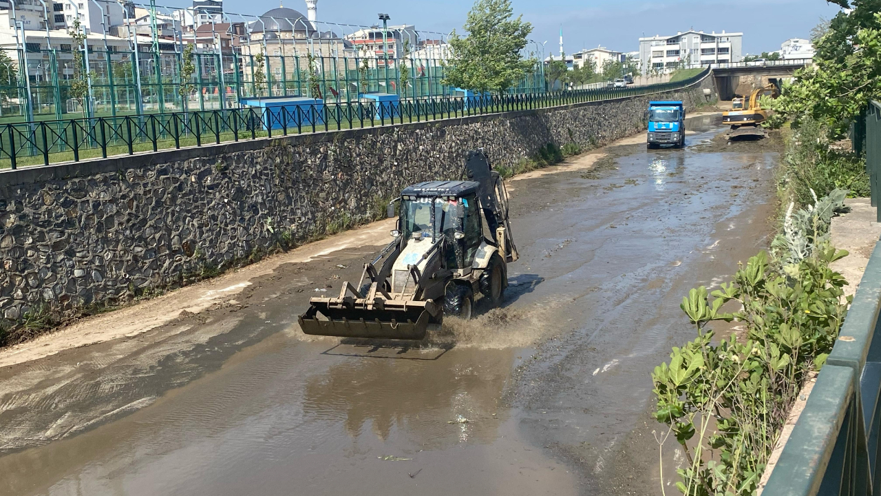 Bursa Büyükşehir, Mandıras Deresi’ni temizliyor