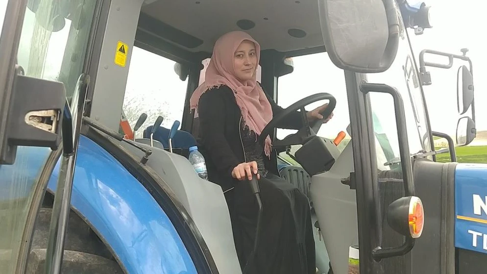 Sivaslı kadın çiftçi traktör kullanıyor, ekiyor biçiyor