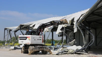 Nilüfer'de tarım alanına kurulan kaçak fabrika yıkıldı