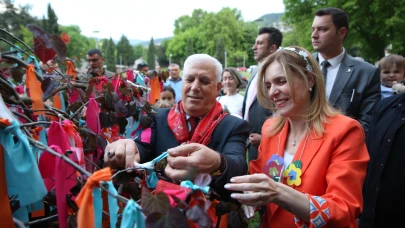 Başkan Bozbey, Hıdırellez'de ateşten atladı dileğini ağaca bağladı