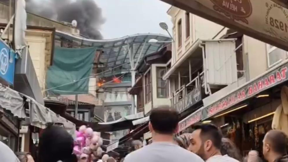 Bursa Uzun Çarşı'da bir gelinlikçide yangın çıktı