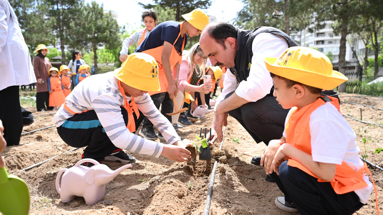 Konya'da Başkan Altay, "Tarıma Engel Yok" projesinde özel öğencilerle fide dikti