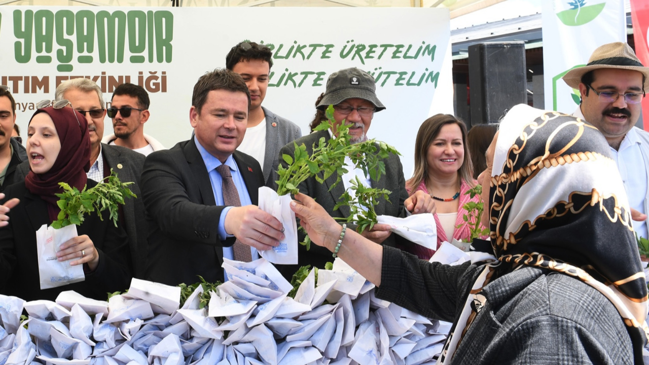 Osmangazi Belediyesi Çiftçiler Günü'nde ücretsiz fide dağıttı