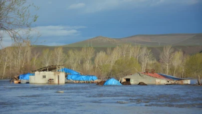 Erzincan'da sağanak tarım alanlarını su altında bıraktı