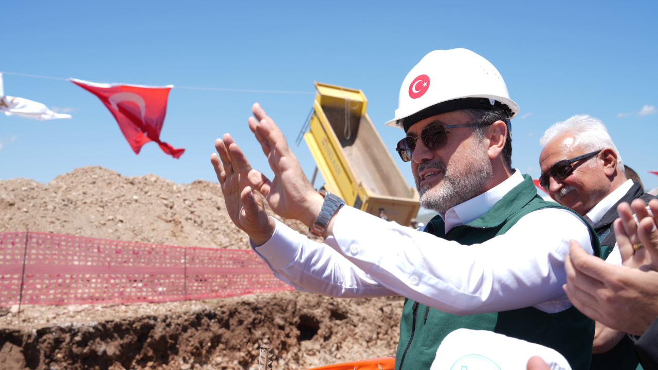 Bakan Yumaklı, sulama projesi temeli attı, keçiden süt sağdı