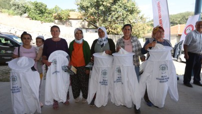 Muğla'da arıcılara maske ve körük desteği