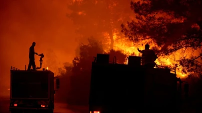 Alevler arasındaki araçta bulunan işçilerin görüntüleri