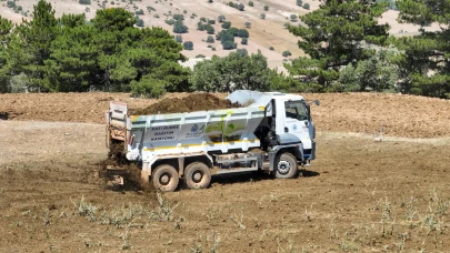 Selçuklu'da çiftçiler tarlasına gübreyi daha kolay atıyor