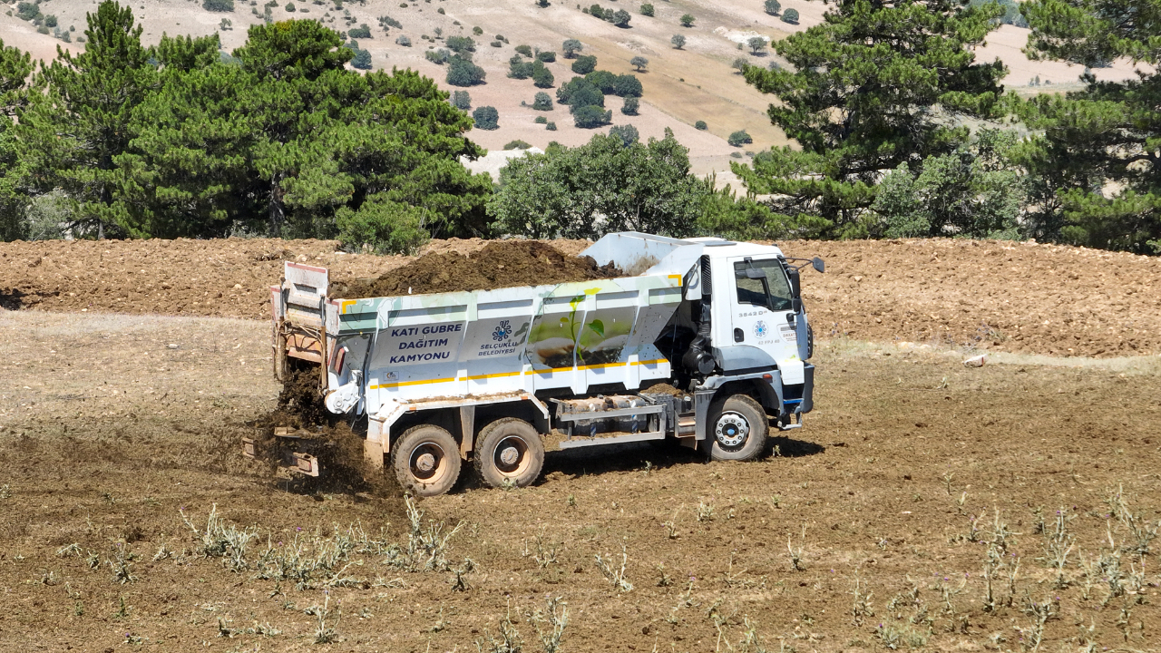 Selçuklu'da çiftçiler tarlasına gübreyi daha kolay atıyor