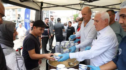 Bursa Büyükşehir Belediye Başkanı Bozbey, aşure dağıttı
