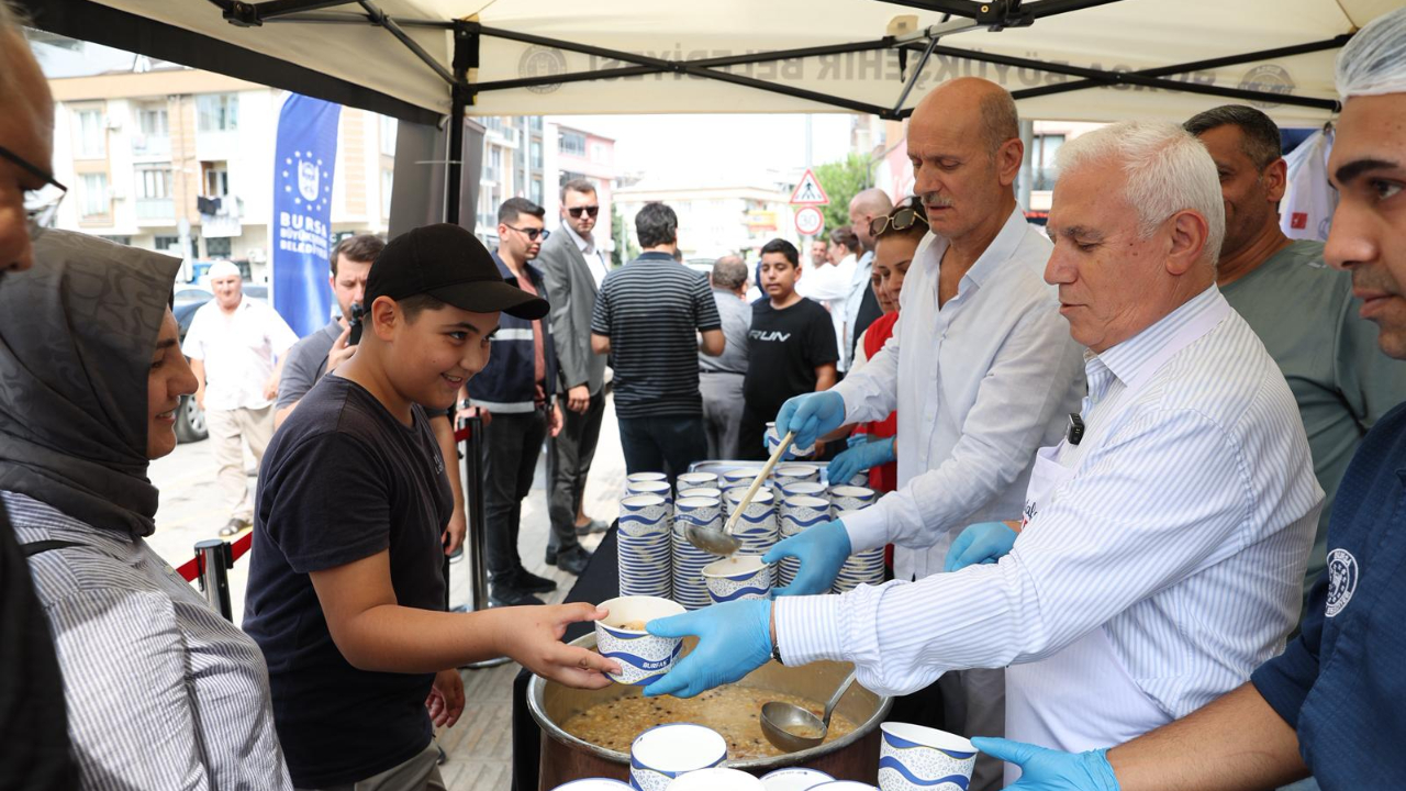 Bursa Büyükşehir Belediye Başkanı Bozbey, aşure dağıttı