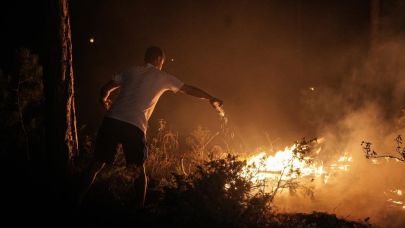 Durmayan yangına pet şişelerle müdahale