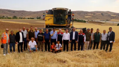 AK Parti Grup Başkanı Abdullah Güler hububat hasadı yaptı