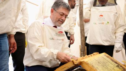 Tescilli Bingöl balının ilk sağımını Bakan Yumaklı yaptı