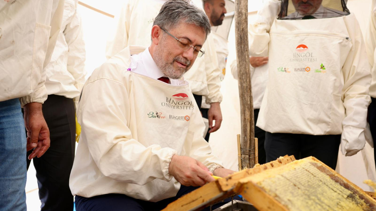 Tescilli Bingöl balının ilk sağımını Bakan Yumaklı yaptı