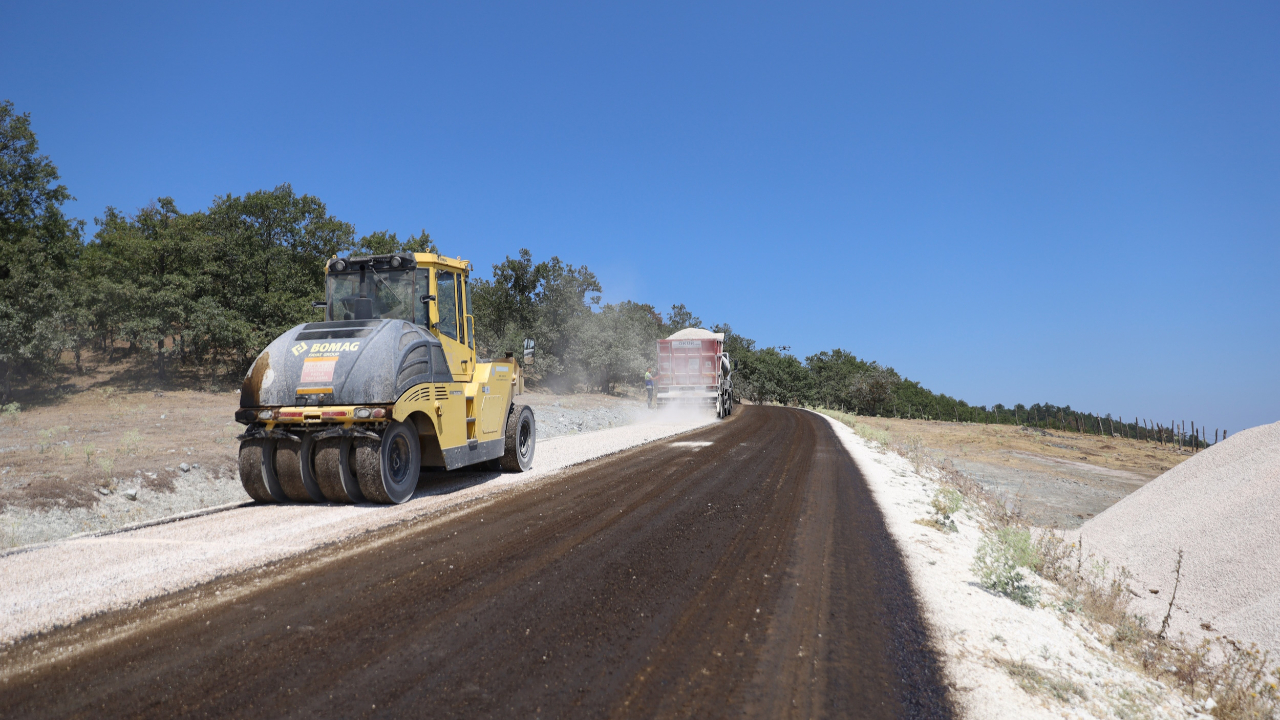 Mustafakemalpaşa'nın kırsalında yollar konforlu hale geliyor
