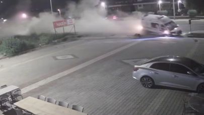 Edremit'te kaldırıma çarpan ambulans güvenlik kamerasında