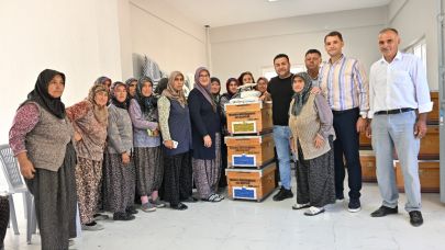 Manisa Büyükşehir'den kadın arıcılara destek