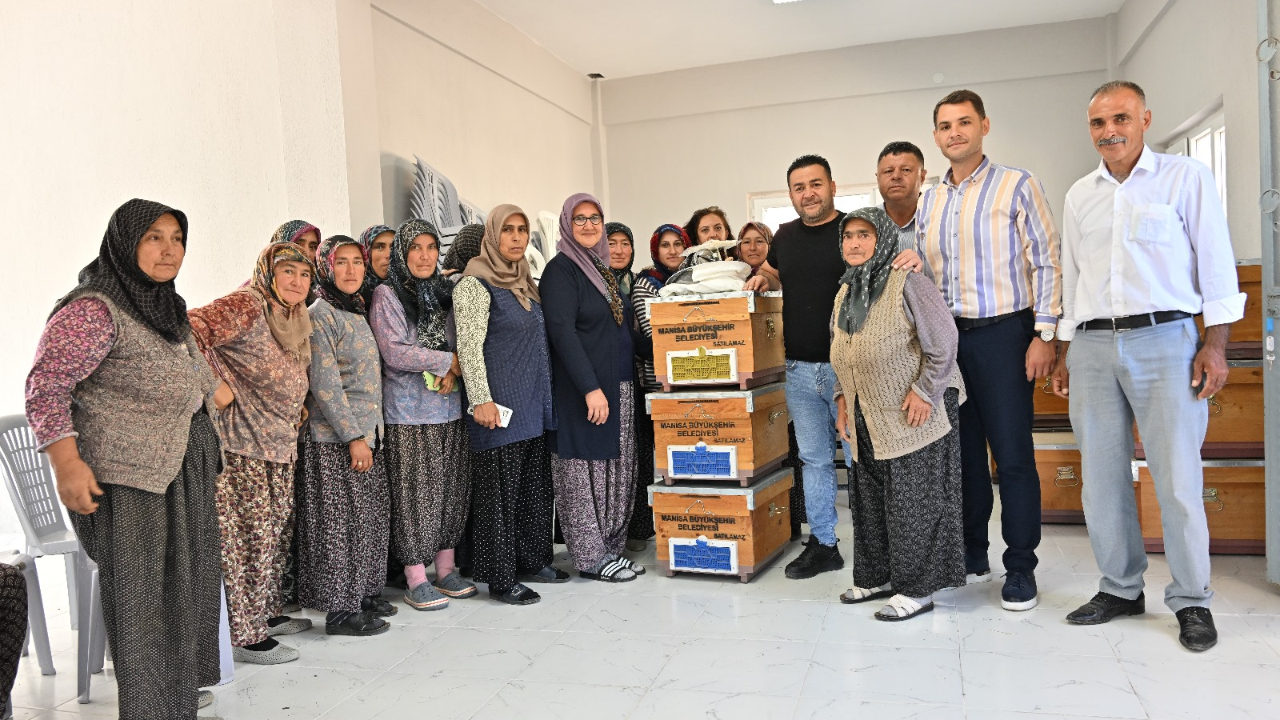Manisa Büyükşehir&#039;den kadın arıcılara destek