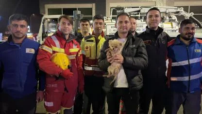 Kanalizasyona sıkışan köpek 6 saatlik çalışmayla kurtarıldı
