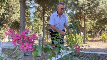 Oğlunu kaybettikten sonra mezarlığı adeta parka dönüştürdü