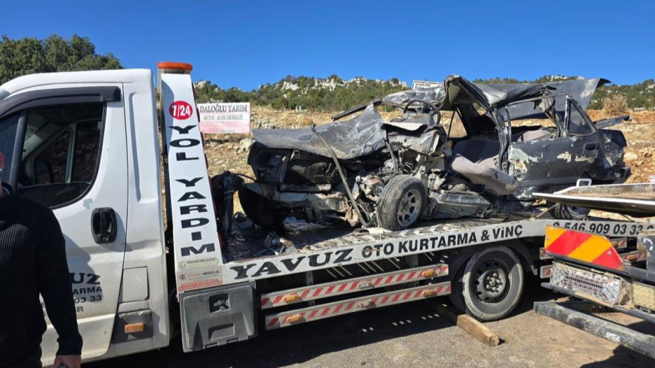 Tarım işçilerini taşıyan midibüsle otomobil çarpıştı: 3 ölü