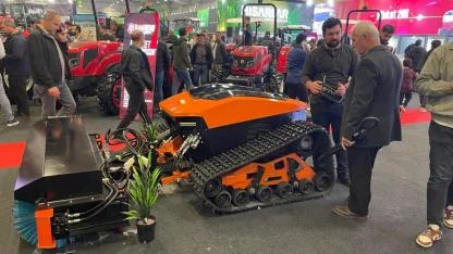 Tarlada traktör savaşta silah
