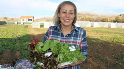 24 ülkeden topladığı tohumlarla köyünü renklendirdi