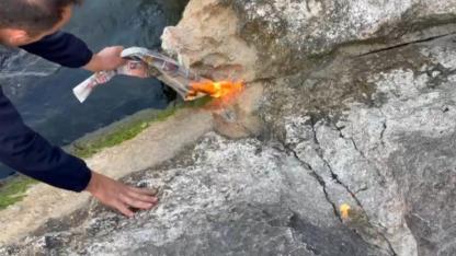 Eğirdir Gölü'nde açığa çıkan kayalıklar yanıyor