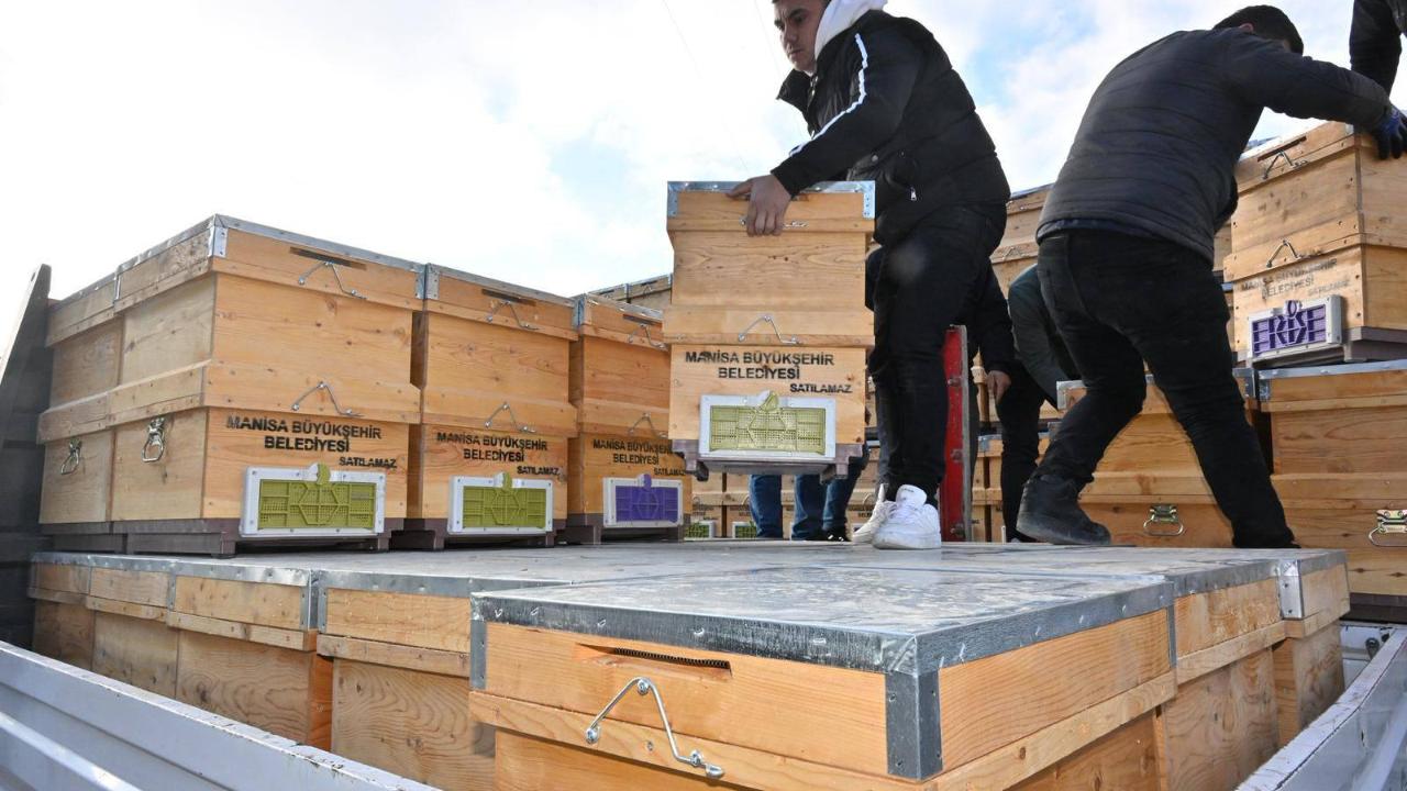 Manisa Büyükşehir'den kovan ve sulama borusu desteği