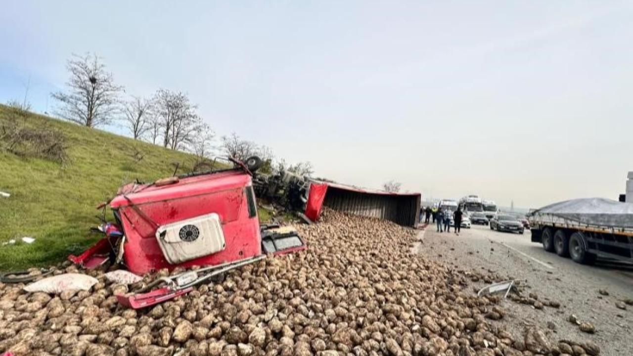 Pancar yüklü tır 2 araca çarpıp devrildi