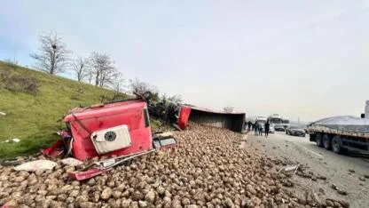 Pancar yüklü tır 2 araca çarpıp devrildi