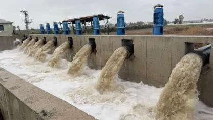 35 bin dönüm tarım arazisini sel sularından 9 pompa kurtardı