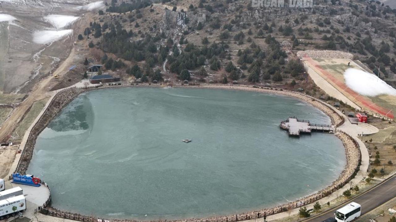 Ardıçlı Gölü'nün yüzeyi dondu