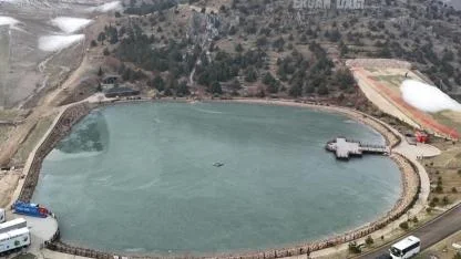 Ardıçlı Gölü'nün yüzeyi dondu