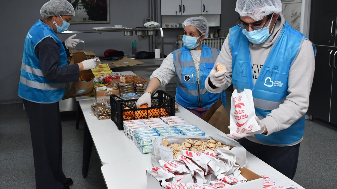 Balıkesir Büyükşehir'den çocuklara "hastalık yapıcı" paket