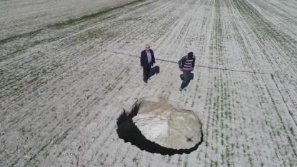 Toprak "çaydaki şeker" gibi eriyor; obruklar tehlike saçıyor