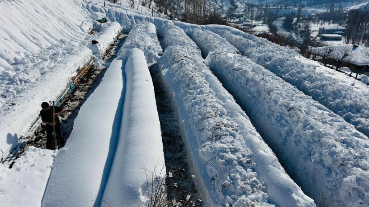 Kara gömülen kovanların önünü temizleyip arılara yol açtılar