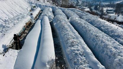 Kara gömülen kovanların önünü temizleyip arılara yol açtılar