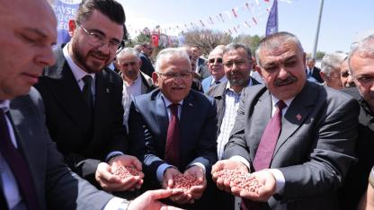 Kayseri Büyükşehir 262 ton bakliyat ve buğday tohumu dağıttı