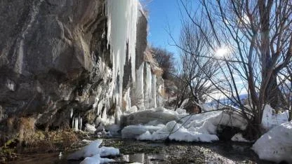 Koçköprü Kanyonu'nda metrelerce buz sarkıtları oluştu