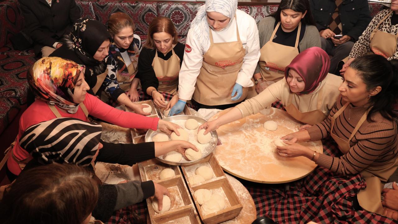 Osmangazi'de kandil akşamında 500 yıllık ekmek pişirildi