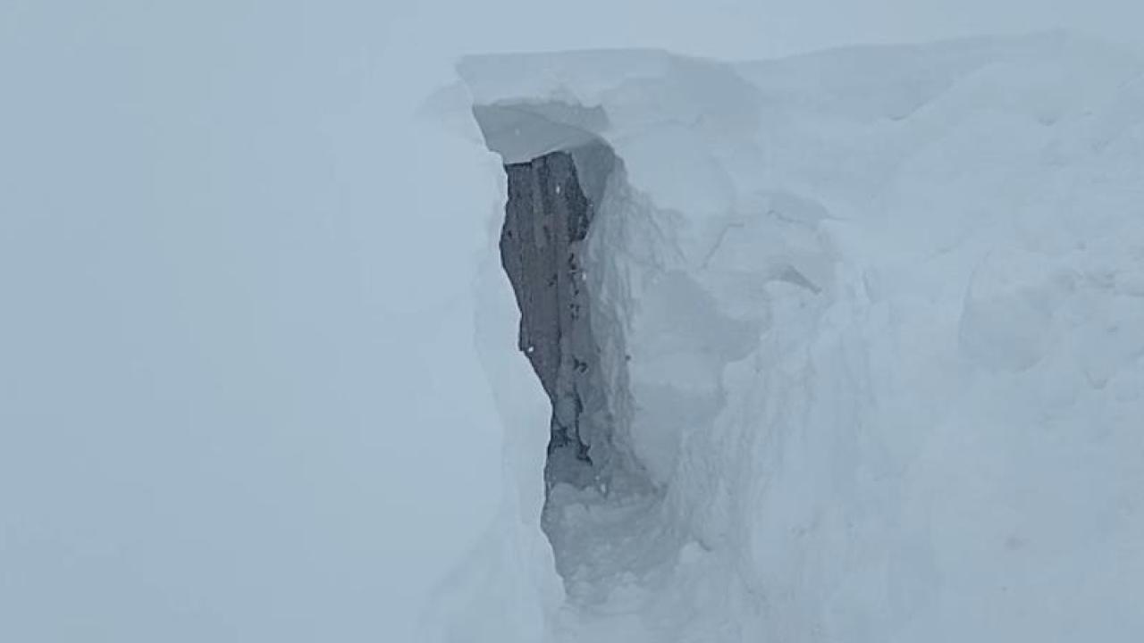 Sivas'ta 3 metre kar altında ahırın kapısını bulamadılar