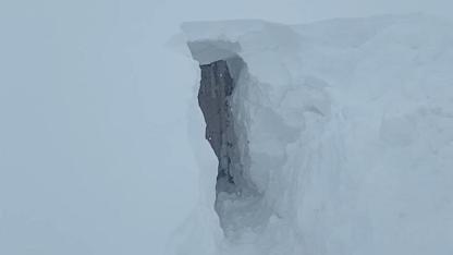 Sivas'ta 3 metre kar altında ahırın kapısını bulamadılar