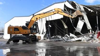 Tarım alanına yapılan depo önce boşaltıldı sonra yıkıldı