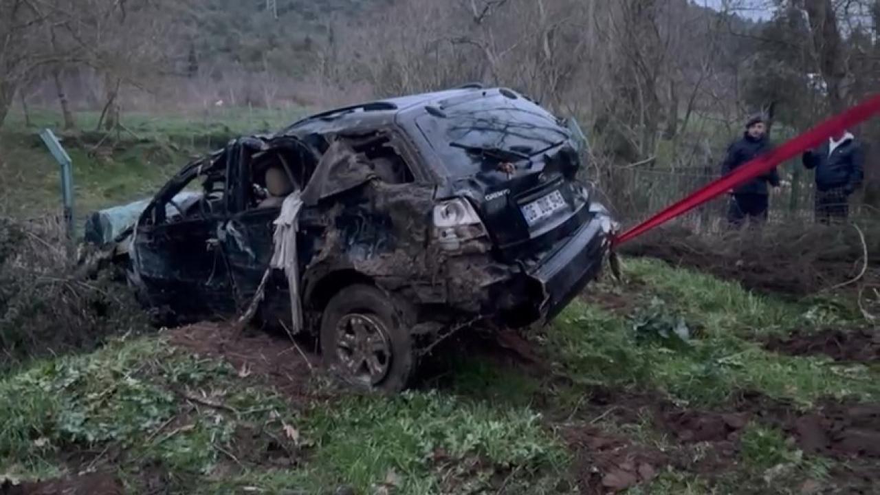 Akıntıya kapılan otomobil kullanılamaz hale geldi