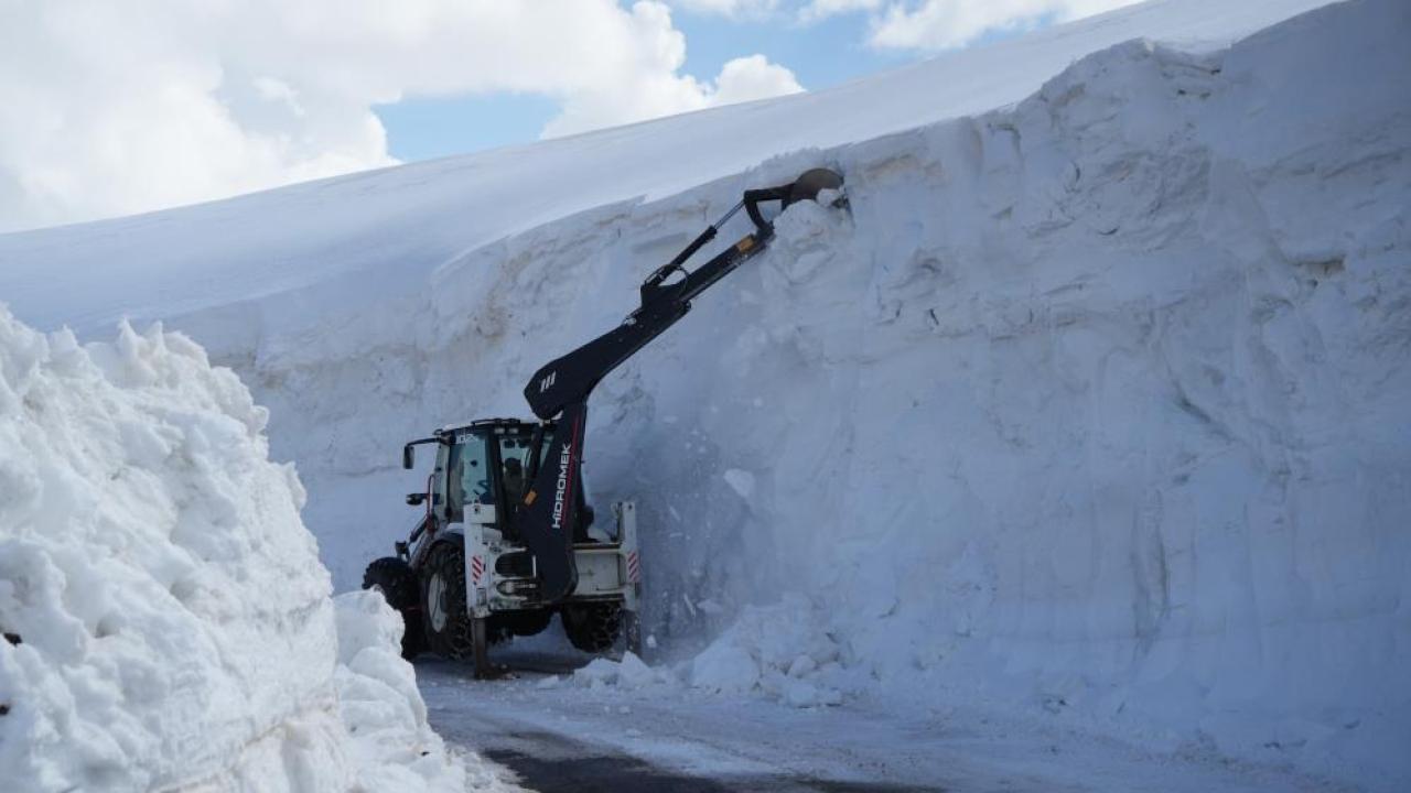 Batı yağışla doğu karla boğuşuyor