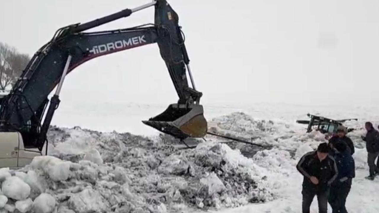 Buz kırılınca Çıldır Gölü'ne gömülen traktör kurtarıldı